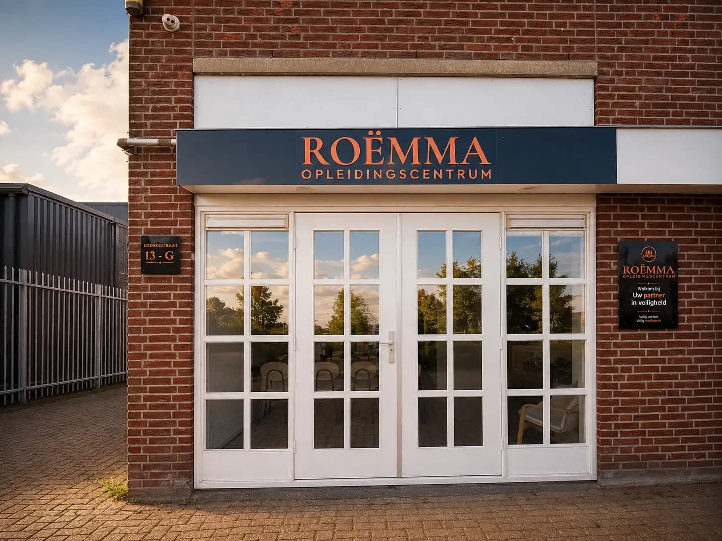De ingang van ROËMMA Opleidingscentrum aan de Edisonstraat in Nijkerk